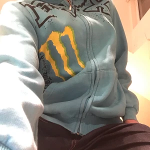 MONSTER HOODIE - As fett monster hoodie☠️. Buda i kommentarerna💕 Budgivningen avslutas imorgon! 