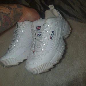 Fila skor 37 - Fina fila skor I storlek 37 i bra skick då dem använts en dag och aldrig mer 💕 sälj pågrund av att jag rensar allt just nu  