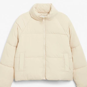 Jacka från Monki - Så snygg beige jacka från Monki 🤍 Säljer pga använder den inte tillräckligt mycket bud från 350 kr + frakt