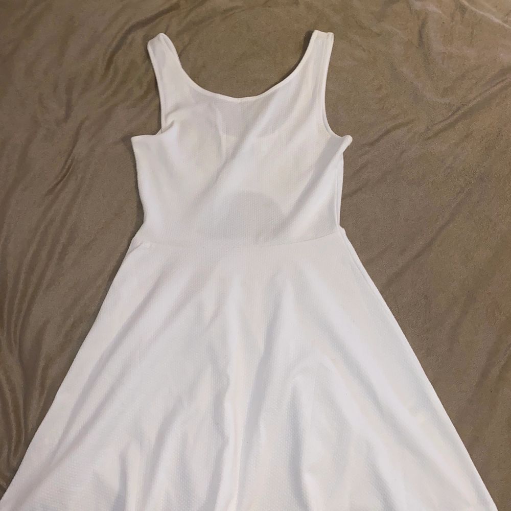 Vit klänning med liten öppen rygg | Plick Second Hand