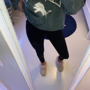 Levis Jeans - Ett par svarta tighta levi’s jeans i storlek W25L30. Skulle säga att de passar xs/s. Dom passar mig men behöver vika upp dom då de är lite för långa. Haft i ca 5 år men inte använda de senaste 3 åren. Man ser inte så bra på bilderna men är du intresserad så skriv privat så kan jag försöka ta bättre bilder.