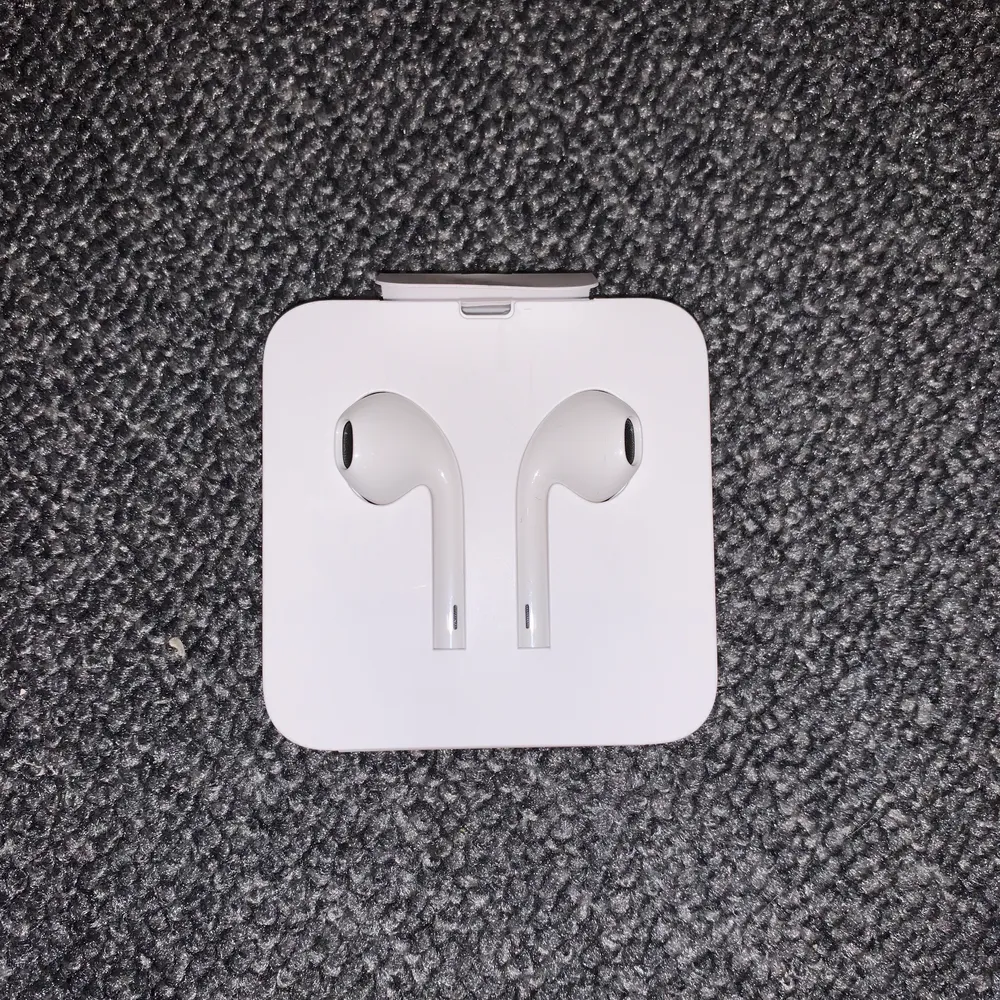 Oanvända earpods från Apple!! passar iPod, iPhone, iPad med iOS 10 eller senare version😍 nypris 250kr. Övrigt.