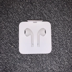 Nya Apple EarPods  - Oanvända earpods från Apple!! passar iPod, iPhone, iPad med iOS 10 eller senare version😍 nypris 250kr