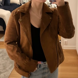 Unisex mockajacka - Lite oversized men väldigt skön unisex mockajacka. Lite osäker vilken storlek då det inte står men den är lite för stor på mig som i vanligtvis är S 