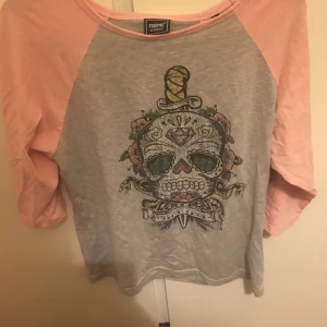 Kläder  - 1. Dödskalle tröja storlek L ny! 80kr 2. Rosa klänning, storlek 40 använd 1 gång 140kr 3. Klänning storlek S-M 100kr . Finns i Märsta men fraktas mot porto 