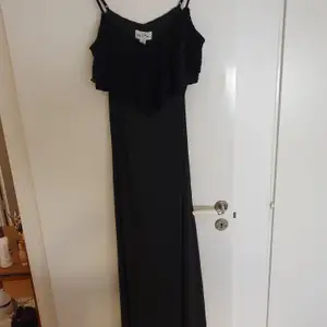 Fin svart klänning i silkigt material. Aldrig använd.