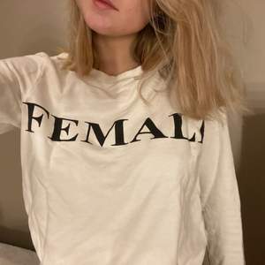 En fin vit sweatshirt med trycket ”Female” storlek XS ifrån Vero Moda, som inte riktigt kommit till användning. Priset går att diskuteras🥰 /Alice