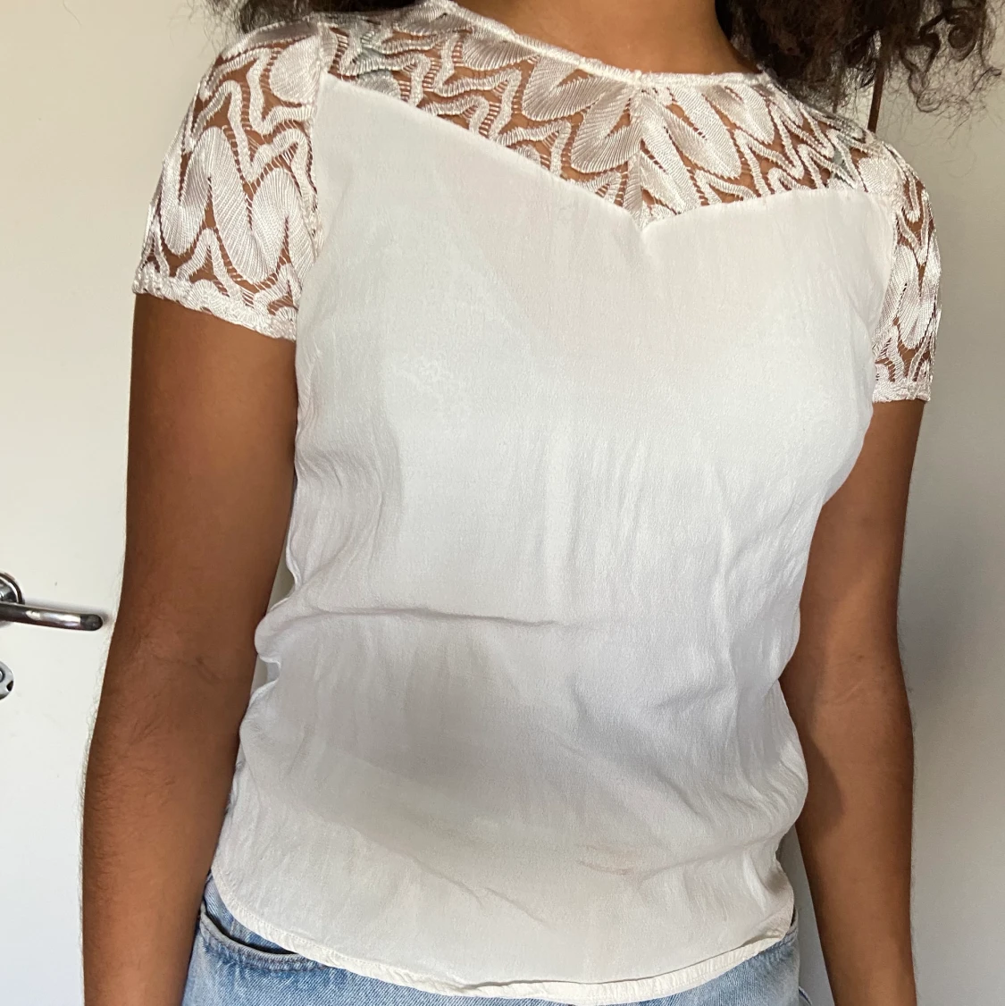 en blus med fina detaljer i ryggen  - 90