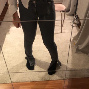 Jeans med slits  - Populära jeansen från zara med slits!! Buda! (Har ett litet hål som ni kan se på andra bilden)