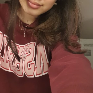 Svea Love Collage Sweater Tryck Grafic St. S - Supersöt mörkröd/plommonröd trendig collage tröja i stolek SMALL. Har både front och back print. Overzised fit, passar mig som är en XS men skulle oxå sita cjut på en S och M. Öppet bud med utgångspris 250 kr <3