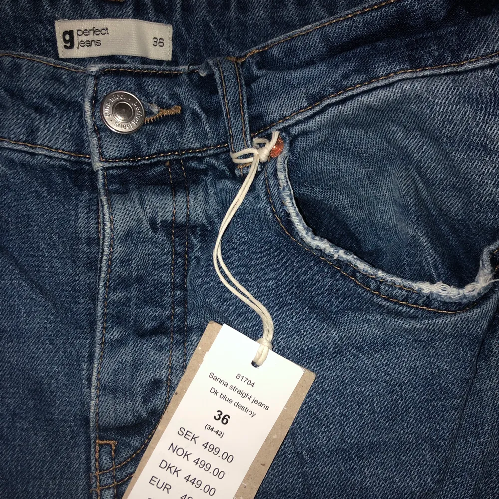 Oanvända raka jeans med hål i från Gina tricot i modellen Sanna straight jeans. Aldrig använda och prislapp kvar. . Jeans & Byxor.