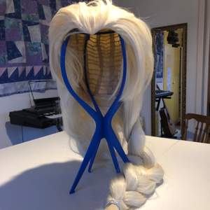 En lång blond peruk i stil med karaktären Elsa från Frozen. 