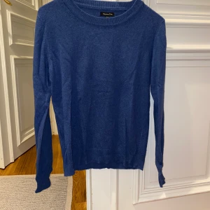 Marinblå Kashmir tröja - Tröja i Kashmir från Massimo Dutti. Fint skick. Väldigt mysig.