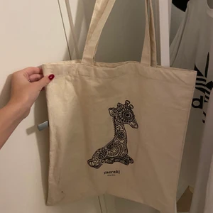 Gullig tygpåse - Beige tygpåse med motiv! I bra skick då den knappt kommit till användning! Frakt ingår ej i priset!! 