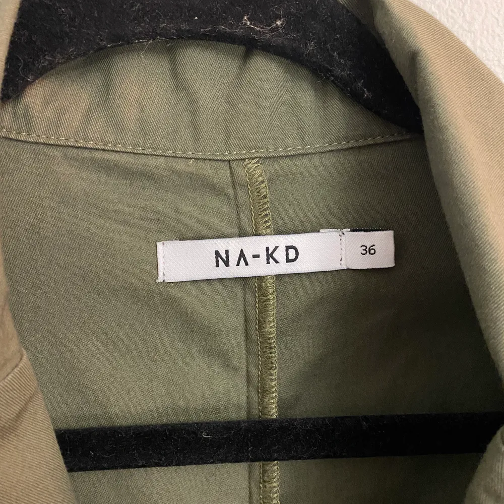 Klänning från NAKD i storlek 36 men snyggt bälte och i skjort-material. Funkar både till vintern med tunna strumpbyxor, och till sommaren! Endast använd 1 gång. 75kr exklusive frakt. . Klänningar.