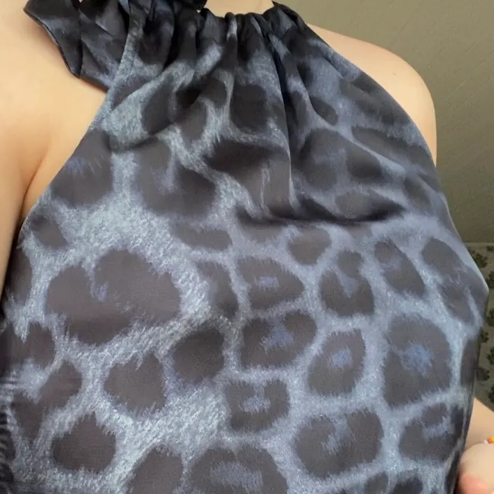 Leopardmönstrad silkestopp i halterneck-modell med justerbart band vid halsen. Fin svart-blå färg som både går att klä upp och ner! Endast använd 1 gång så väldigt bra skick! Köpt för 600kr och säljes för 150kr exklusive frakt. Toppar.