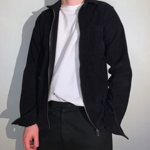 Manschesterjacka Strl S - En svart manschesterjacka/over shirt från Rebel. Köparen står för frakt eller möts upp i gbg 🤘🏼