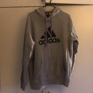 Adidas hoodie - Hoodie/luvtröja från adidas. Väldigt fint skick! Inte nopprig eller några fläckar. Säljer för 200kr inklusive frakt! 