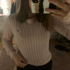 Kabelstickad gant tröja - En jättefin rosa kabelstickad gant tröja💓 Storlek S men skulle säga att den passar perfekt på xs då den är ganska liten💓Knappt använd så väldigt bra kvalitet💓 100kr+frakt