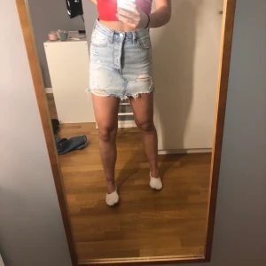 Jeanskjol - Ljusblå jeanskjol från Levis. Jättefin men är lite för kort på mig för att jag ska känna mig bekväm i den... storlek 36❤️ använt mycket så den är tvättad men inga slitningar