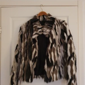 Pälsjacka - En jättefin pälsjacka från RockandBlue inköpspris 1 700kr, säljer den för 800kr ! Sparsamt använd❤️ Passar XS/S 