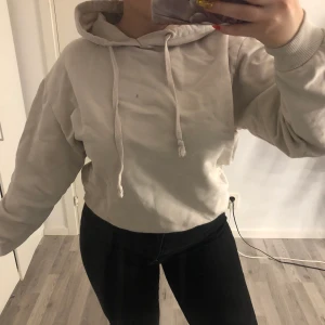 Beige hoodie - Köpt på nakd. 