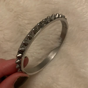 Edblad armband  - Ett oanvänt silvrigt Edblad armband frakten är 39kr ❤️  ny pris 400kr 