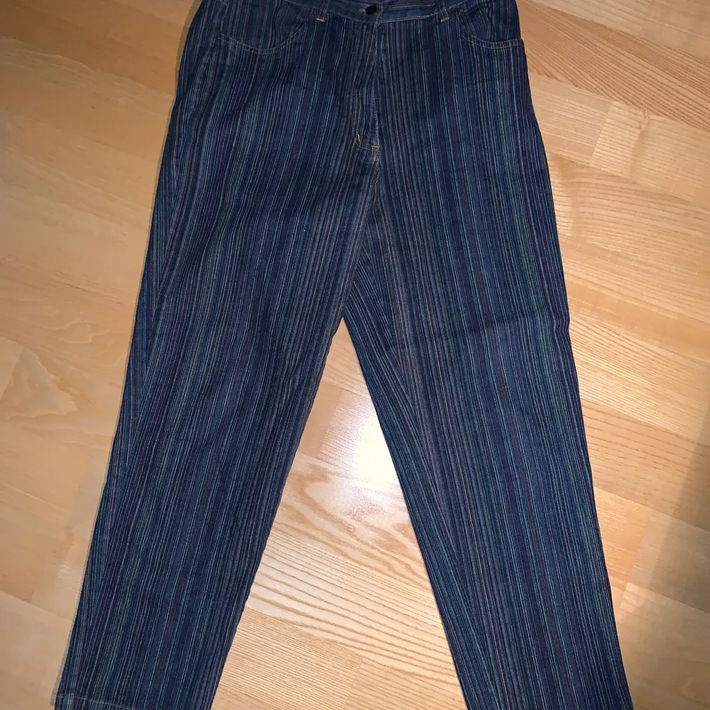 Jättefina jeans i ganska mjukt material. Dom är 43cm i midjan och har raka ben. Köpare står för frakt☺️. Jeans & Byxor.
