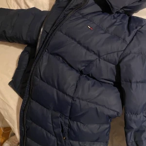 tommy hilfiger - Säljer min fina,marinblå tommy hilfiger jacka! Använd fåtal gånger,i ett jätte bra skick,säljer då jag inte använder den längre.  Nypriset är 1 599kr!💓