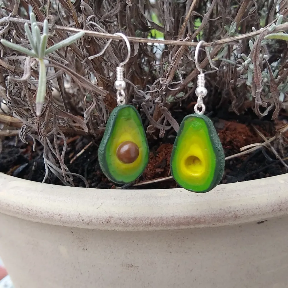 Hemmagjorda avokado örhängen jag gjort från polymer lera, väldigt stabila och supersöta. Säljer mer på min instagram! . Accessoarer.