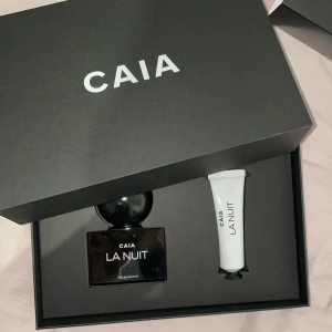 Caia parfym + handkräm - Parfym aldrig använd, doft ganska mörk i noterna. Bra julklapp. Parfymen är 50 ml och handkrämen 30 ml