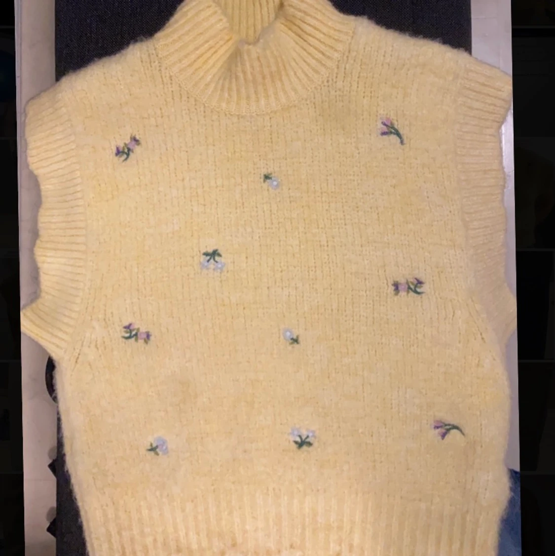 Stickad gul väst  - 90