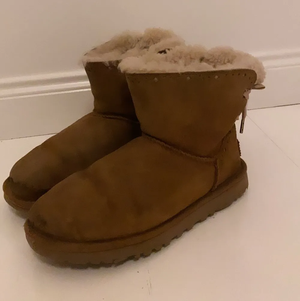 Säljer dessa fina välanvända uggs, det har några fläckar som förhoppningsvis går att tvätta bort💞 sätter därmed ett lågt pris för skorna!  Köparen står för frakten!. Skor.