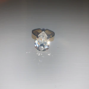 Caroline Svedbom ring - Guld ring med silver/genomskinlig Sten. Sparsamt använd och i mycket fint skick. Justerbar! 