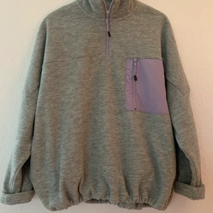 fleece pullover  - mysig tröja från monki, knappt använd 
