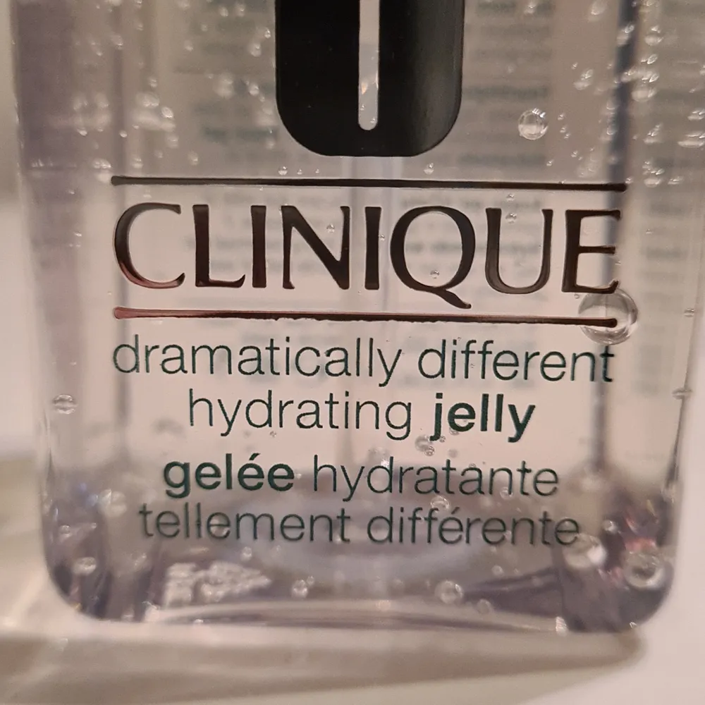Helt oanvänd hydrating jelly från Clinique. Köpte den i New York men den har aldrig kommit till användning. Köpte för ca 600 kr, säljer för endast 170 kr<3 Vid frågor eller intresse, kontakta mig☺💗. Övrigt.