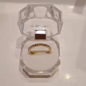 Super fin och enkel ring i strl S. Den har stenar i sig så den skimmrar/glittrar. Säljer för endast 25 kr, kontakta vid intresse☺💗