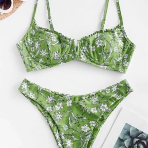 Grön bikini💗 - Säljer denna superfina bikinin från Zaful som inte passar mig helt enkelt i storlek. Den är knappt använd och är i bra skick. Det är storlek S på båda delarna men toppen är ganska litet i kuporna runt 75A till 75B💗. Köparen står för frakten även, är osäker på hur dyr frakten är men cirka 40kr