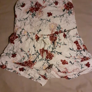 Hunkemöller pyjamas i blommigt mönster, storlek M i både shortsen och linnet. - Storlek M mjuk och gosigt men inte för varmt material. Skulle säga att den passar bättre på en S då jag som M tycker den är lite tajt . Är nästan oanvänd då den var för liten