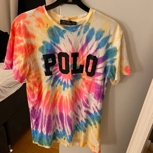 Tie Dye - Supercool Tie Dye tröja från Ralph Lauren! Superbra skick och använd några gånger. Verkligen as cool med slitna jeans eller liknande.