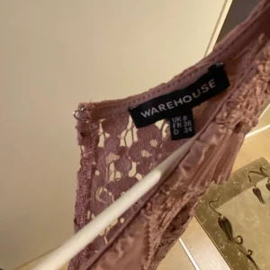 Jättefin puderrosa klänning - Otroligt snygg klänning i puderrosa, den är så himla fin. Endast använd en gång. Passar så bra för trolovning eller förlovning, eller kanske andra speciella tillfällen? Väldigt fin och passar till så mycket, stick ut extra mycket den kvällen och bli den oförglömliga för den natten. Den är så elegant men ändå så himla fin! 