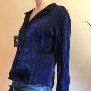 glansig Stjorta - Marinblå glansig stjorta, fin v-rigning och bra passform, storlek runt M;)