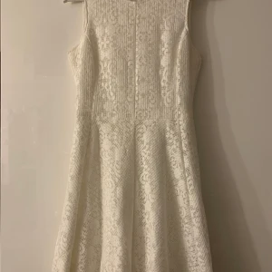 vit klänning från esprit - klänningen är från esprit. storleken är oklar men antagligen en M. den är använd ca 2 gånger och har en väldigt bra kvalitet. passar perfekt till finare tillfällen! buda i kommentarerna! frakten betalar kunden!