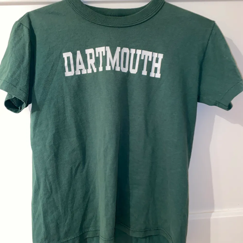 Cool grön t-shirt med Dartmouth tryck och är köpt på secondhand. Passar storlek XS till M. Den är i ett använt men bra skick och utan hål och fläckar! Frakt ingår i priset💚💚. T-shirts.