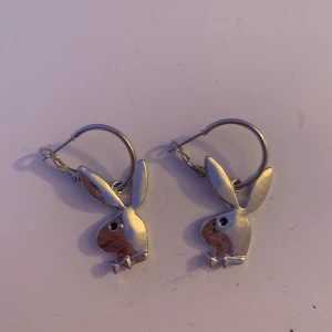 playboy öronhänge  - säljer nu mina älskade playboy öronhängen! riktigt snygga och passar till allt. 