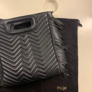 Maje väska  - Svart Maje väska, fint skick men lite sliten✨ kommer med svart läderband och dustbag! Skriv gärna om du har frågor eller vill ha fler bilder💓 Köpt för 2600kr. Pris kan diskuteras. 