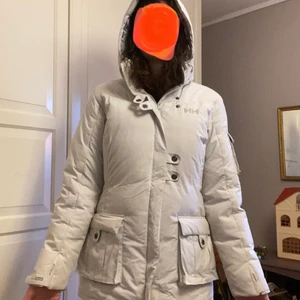 Helly Hansen dunjacka, vit  - Säljer en Helly Hansen-dunjacka i en fin vit färg, bra skick! Storlek medium, passar mig bra som är en normal storlek 38, men passar säkert en 36-40. Riktigt varm, en perfekt vinterjacka!