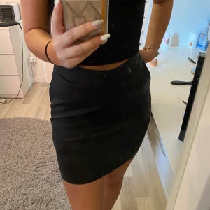 Kjol - Säljer denna kjolen i storlek 38. Tycker den är skitsnygg men tyvärr förstor för mig. Köparen står för frakten 