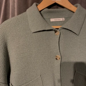 Stickad kofta - Super mysig grön stickad kofta med knappar. Har inte kommit till användning så är i gott skick. 