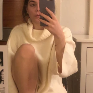 Helt ny stickad tröja från Misspap - Sitter på mig som är en stl S, helt ny, har prislappen kvar.